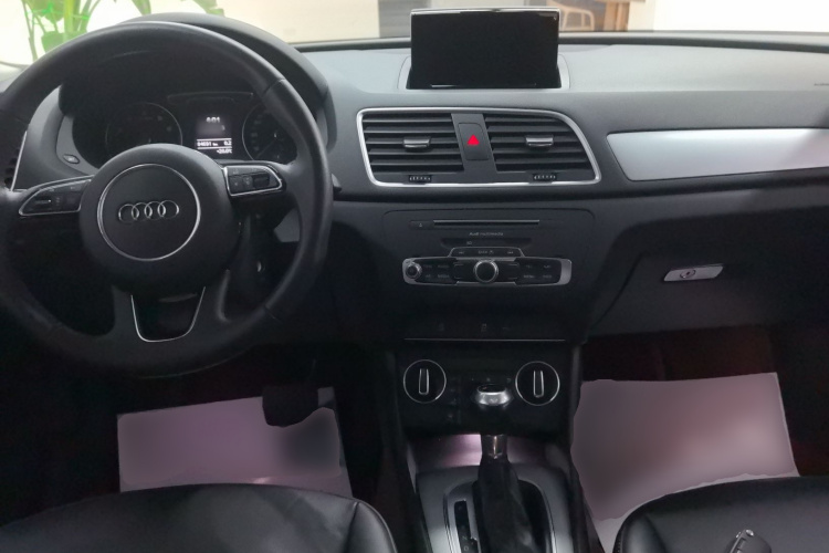 奥迪Q3 2018款 30周年年型 35 TFSI 时尚型中控内饰12