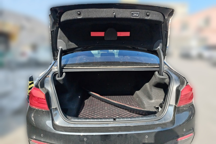 宝马5系 2019款 改款 530Li 领先型 M运动套装中控内饰23