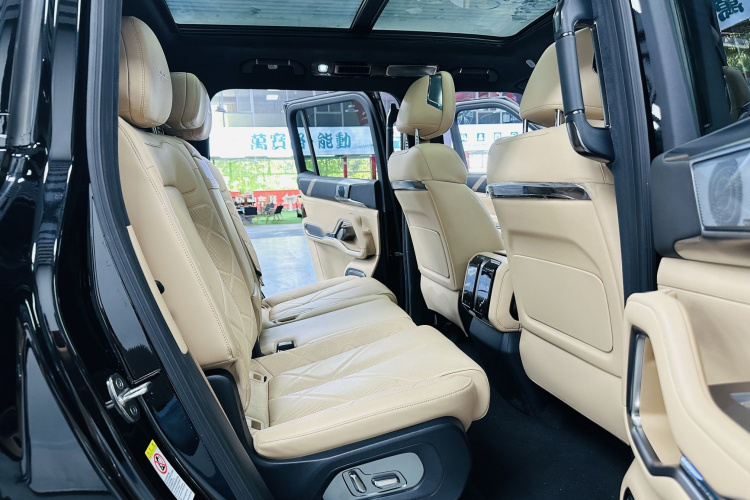 方程豹 豹8 2025款 智勇旗舰版 7座中控内饰7004