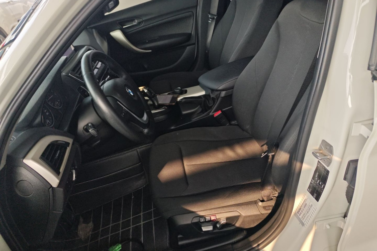 宝马1系(进口) 2015款 120i 领先型中控内饰19