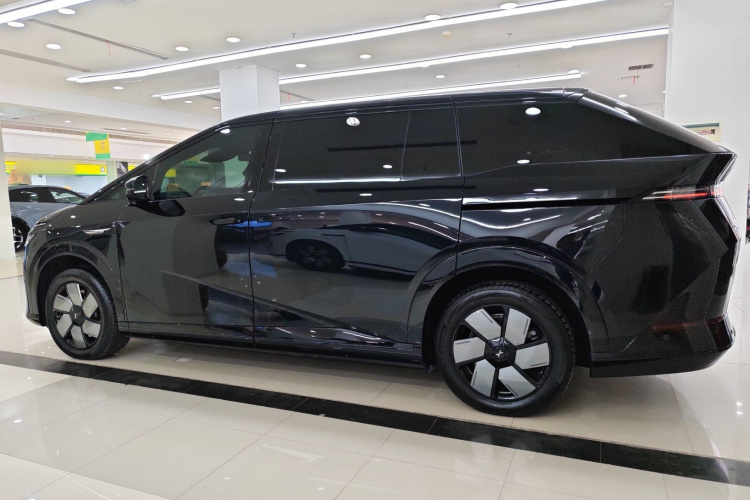 小鹏X9 2024款 702超长续航Pro车身外观4