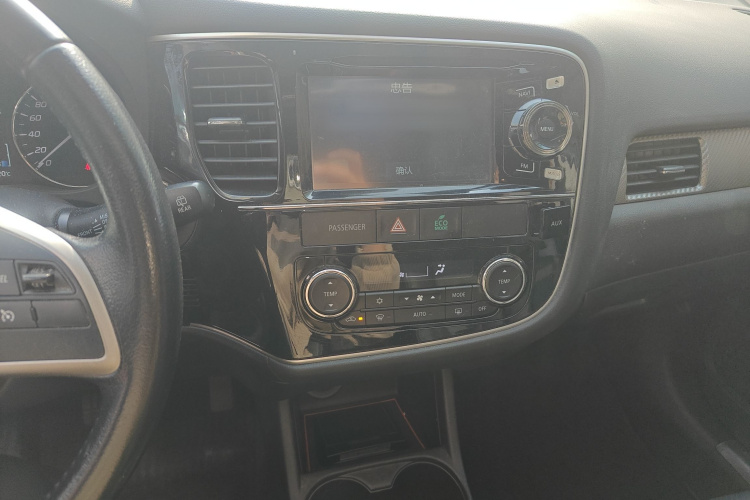 三菱 欧蓝德(进口) 2013款 2.4L 四驱豪华导航版 7座局部细节16