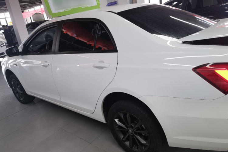 比亚迪 秦新能源 2021款 出行版车身外观4