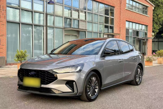 福特 福克斯 2022款 三厢 EcoBoost 180 自动竞速版