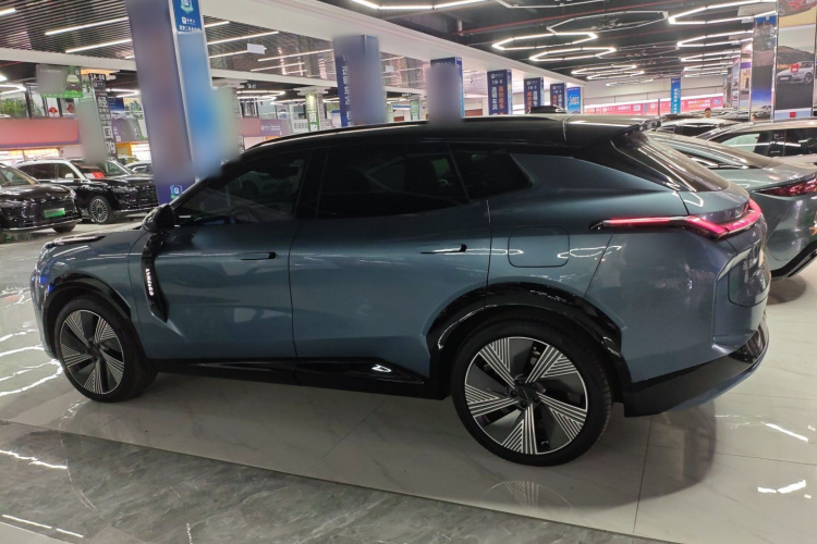 领克08 EM-P 2025款 220km 四驱性能Halo车身外观4