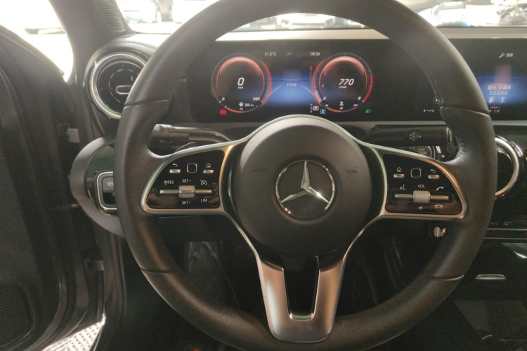 奔驰A级 2021款 A 200 L 运动轿车动感型局部细节13