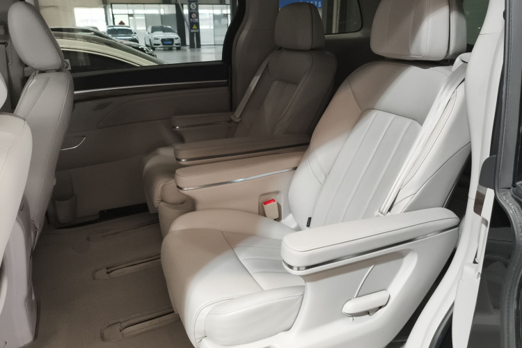 广汽传祺 传祺M8 2018款 320T 尊享版中控内饰7004