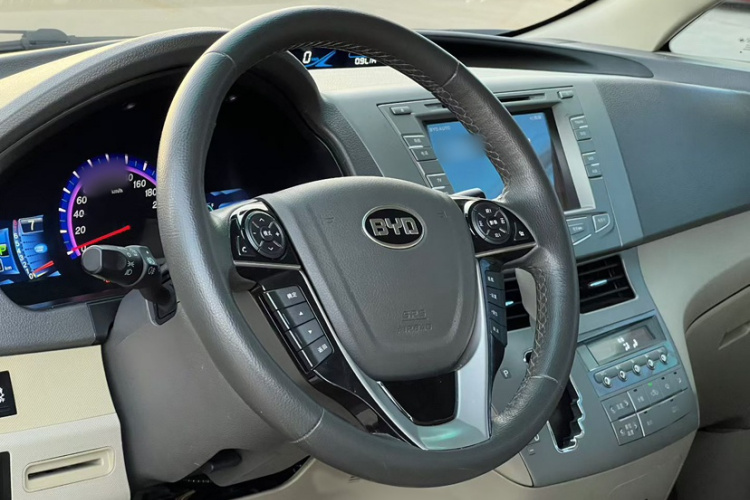 比亚迪M6 2015款 2.4L 自动尊贵版中控内饰7005