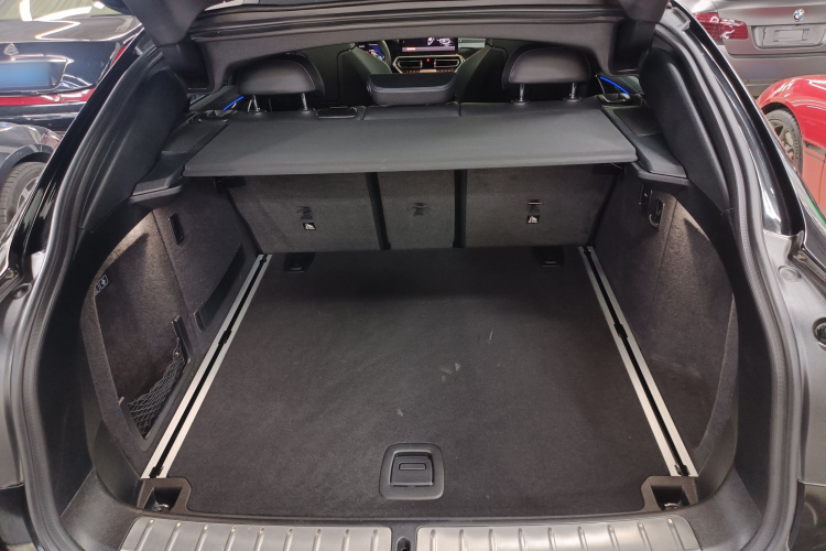 宝马X4 2022款  M40i机舱底盘23