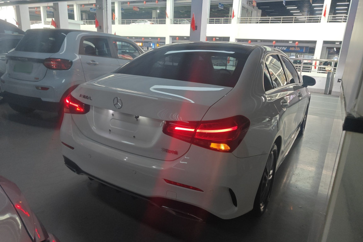 奔驰A级 2022款 A 180 L 运动轿车车身外观7