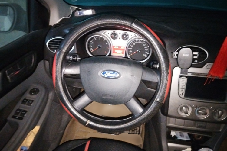 福特 福克斯 2013款 两厢经典 1.8L 手动基本型中控内饰13