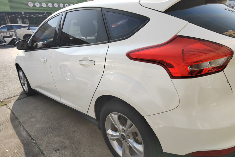 福特 福克斯 2015款 两厢 1.6L 自动舒适型车身外观6003