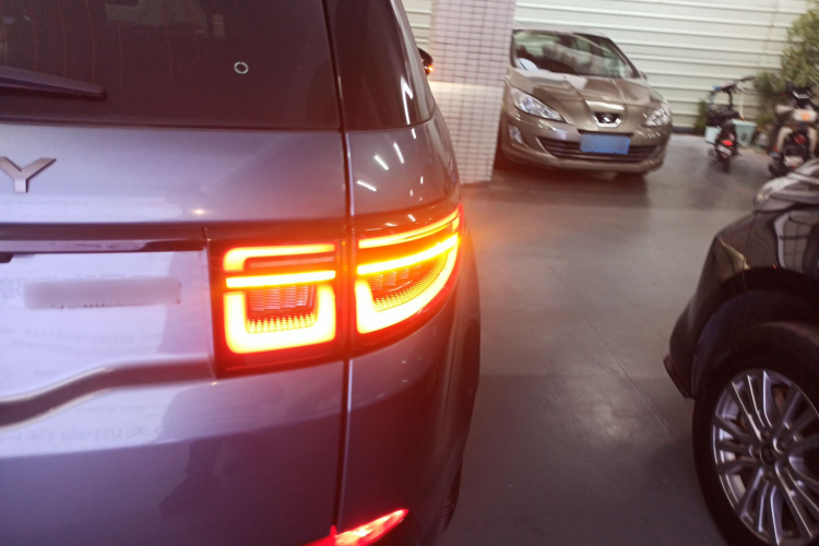 路虎 发现运动版 2021款 249PS R-Dynamic SE 性能科技版 7座车身外观6006