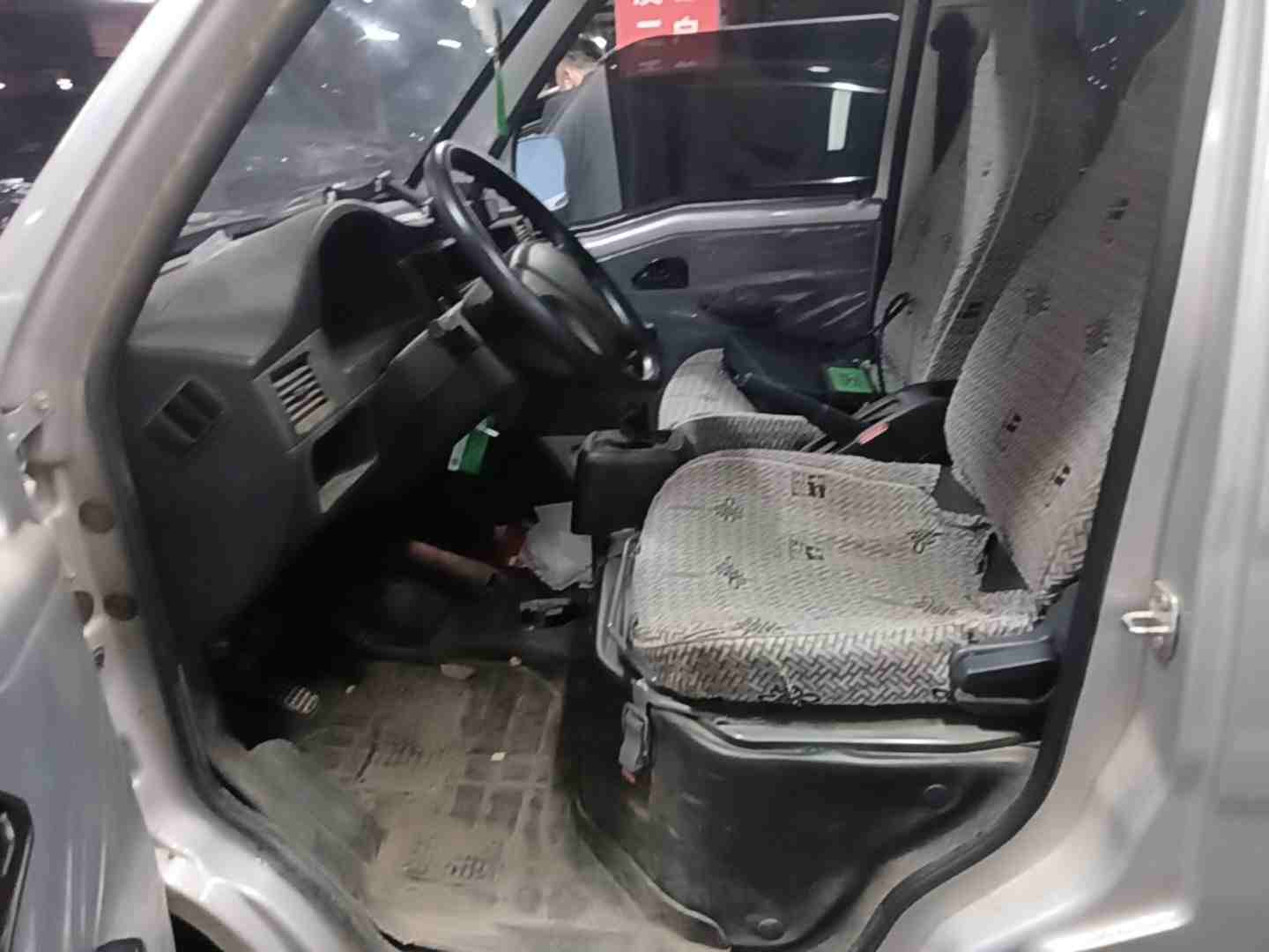 车辆左侧前部及座椅展示