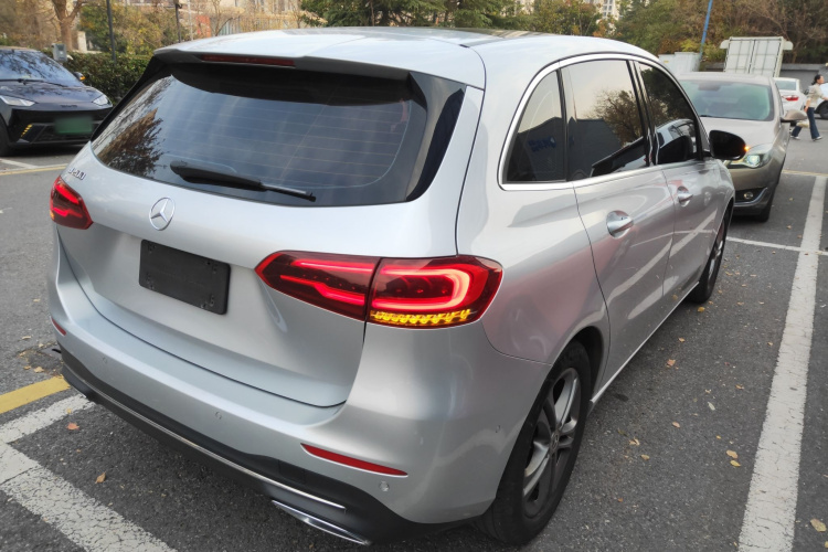 奔驰B级 2020款 B 200 动感型车身外观7
