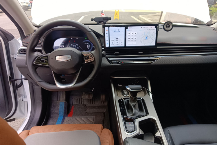 吉利汽车 帝豪 2025款 第4代 1.5L CVT尊贵型中控内饰7002