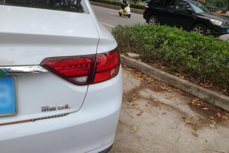 吉利汽车 帝豪GL 2021款 UP 1.4T CVT领尚型车身外观9