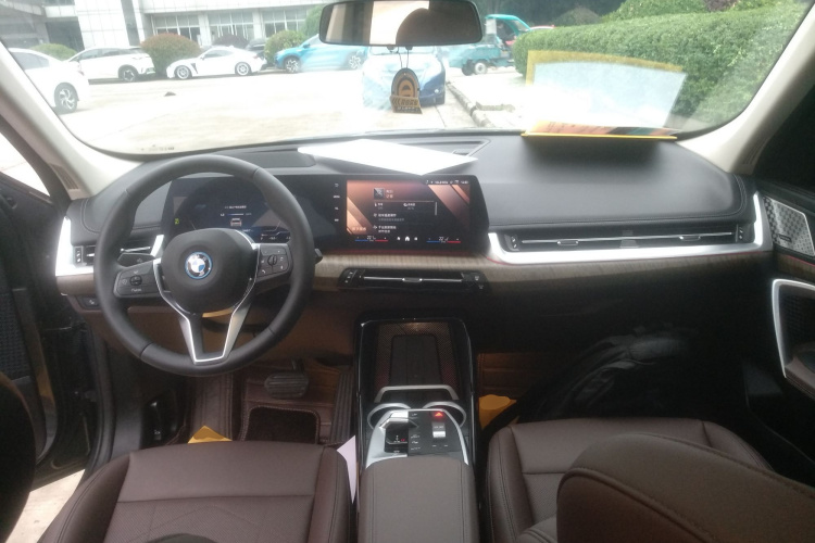 宝马iX1 2023款 xDrive30L X设计套装中控内饰12