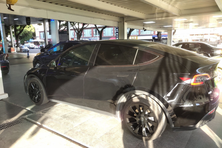 特斯拉 Model Y 2022款 长续航全轮驱动版车身外观4
