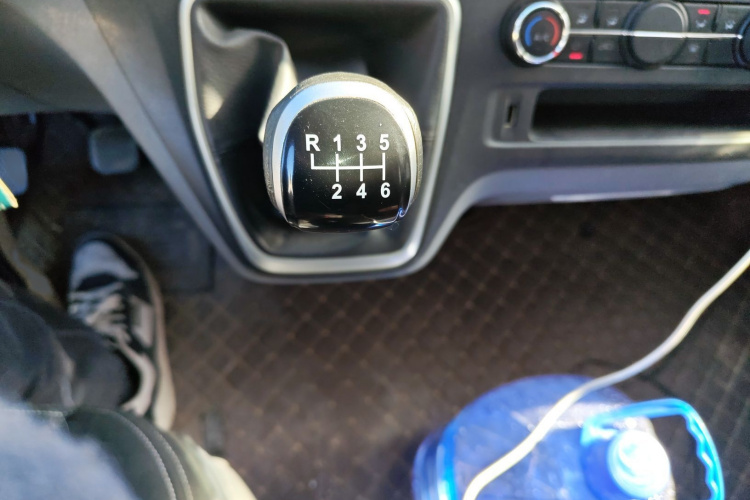 上汽大通MAXUS 新途V80 2021款 2.0T PLUS 手动全能王中轴中顶6/7/8/9座局部细节18