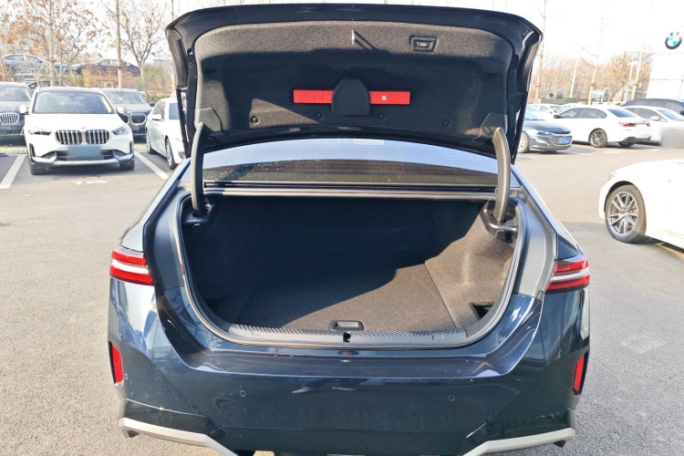 宝马i5 2024款 eDrive 35L M运动套装机舱底盘23
