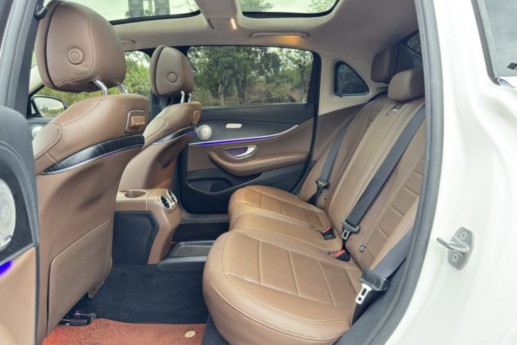 奔驰E级 2017款 E 300 L 运动豪华型中控内饰7011