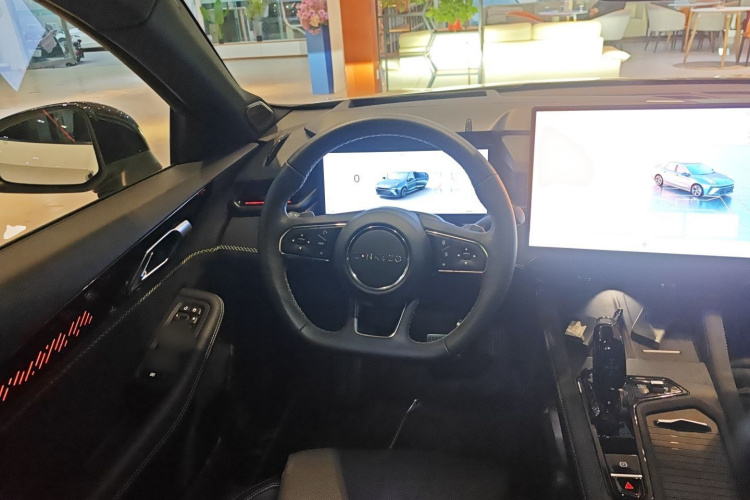 领克03 2025款 1.5TD DCT冠军版Pro中控内饰13