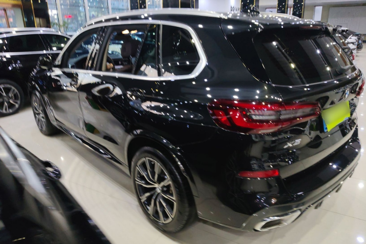 宝马X5 2022款 改款 xDrive 30Li 尊享型M运动套装车身外观4
