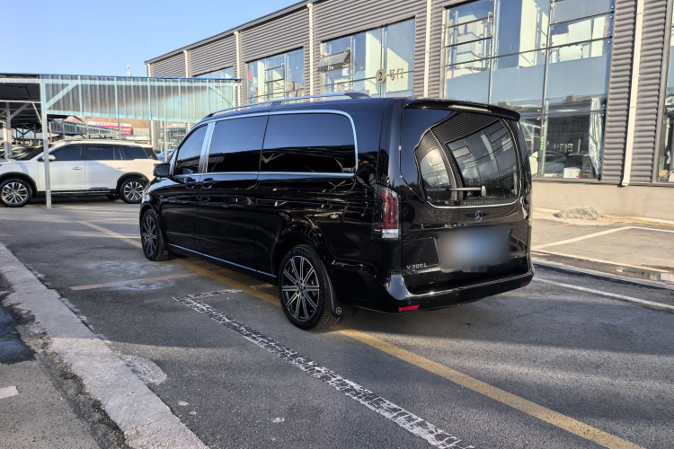 奔驰V级 2024款 V 300 L 长轴距尊贵版车身外观6004