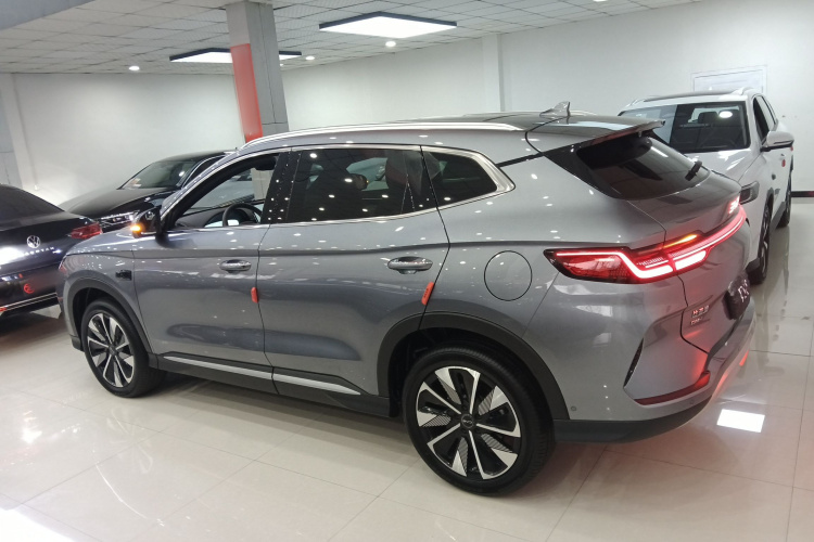 比亚迪 宋PLUS新能源 2025款 DM-i 智驾版 112KM 尊荣型车身外观4