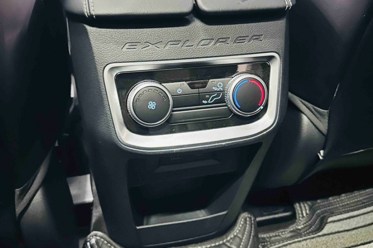 福特 探险者 2025款 2.3T EcoBoost 四驱穿越版 5座中控内饰7004