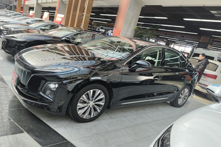 红旗E-QM5 2022款 431km 充电乐享版车身外观4