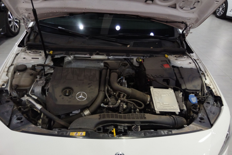 奔驰A级 2021款 改款 A 180 L 运动轿车机舱底盘24