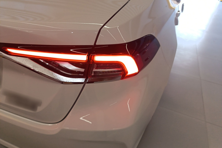 丰田 卡罗拉 2023款 1.8L 智能电混双擎 精英版车身外观6006