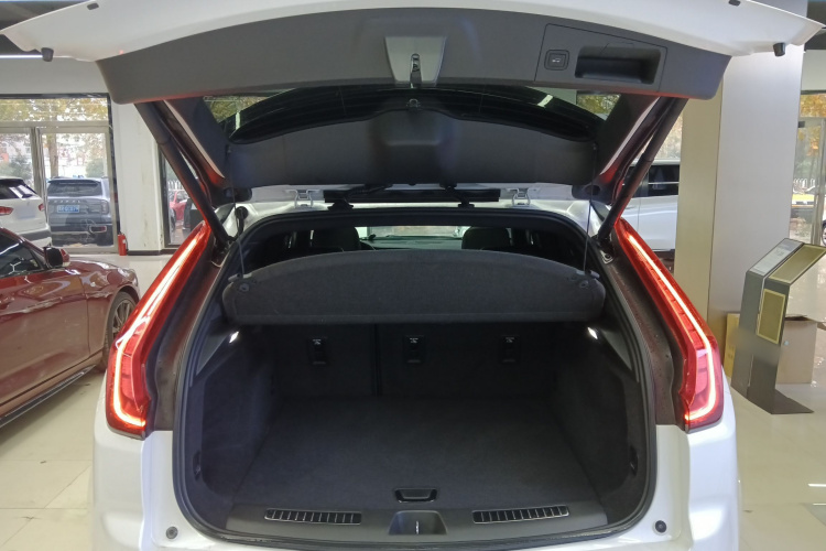 凯迪拉克XT4 2020款 改款 28T 两驱领先型机舱底盘23