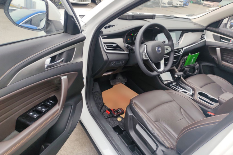 长安CS35PLUS 2018款 1.6L 自动畅联版 国V中控内饰20