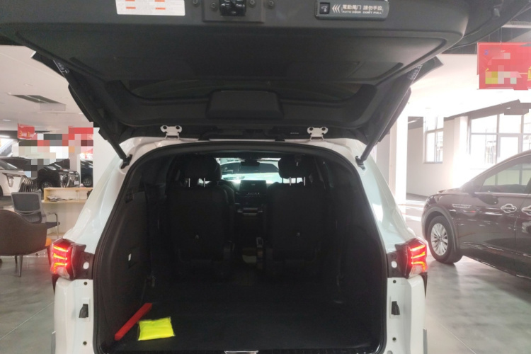 丰田 赛那SIENNA 2024款 2.5L混动 四驱尊贵版机舱底盘23