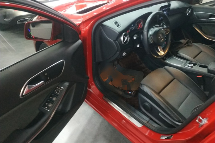 奔驰A级(进口) 2018款 A 200 动感型中控内饰7003