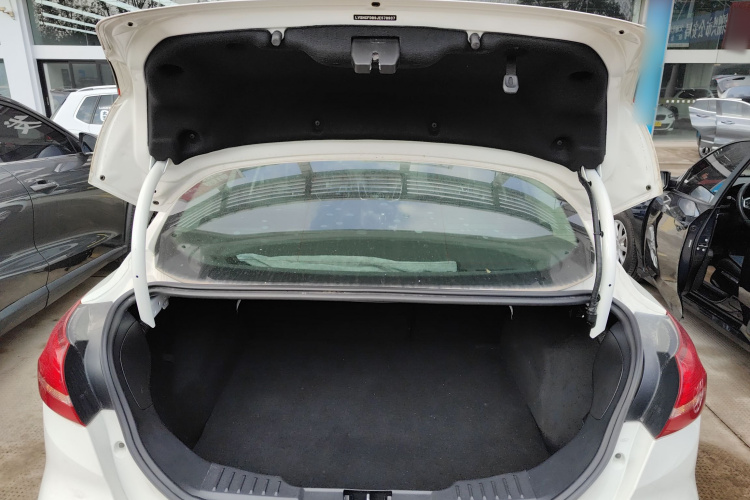 福特 福克斯 2018款 三厢经典 1.6L 自动风尚型智行版机舱底盘23