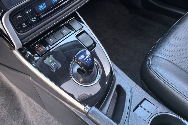 丰田 卡罗拉 2017款 改款双擎 1.8L E-CVT领先版中控内饰7013