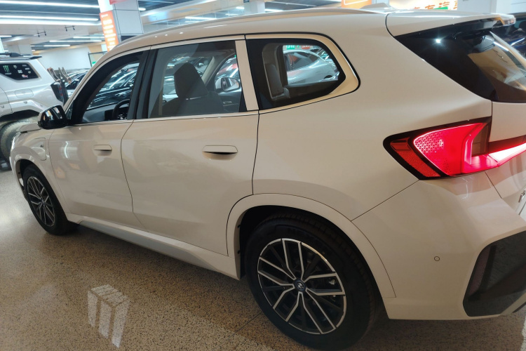 宝马iX1 2025款 eDrive25L M运动套装车身外观4