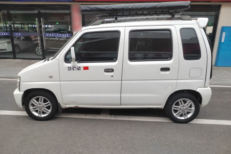 铃木 北斗星 2012款 创业版 1.0L 手动超越型车身外观4