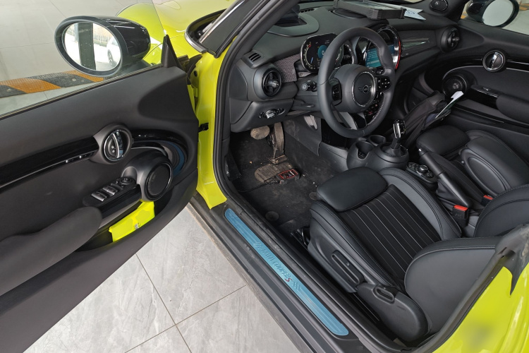 MINI 2023款 改款 2.0T COOPER S CABRIO 艺术家中控内饰20