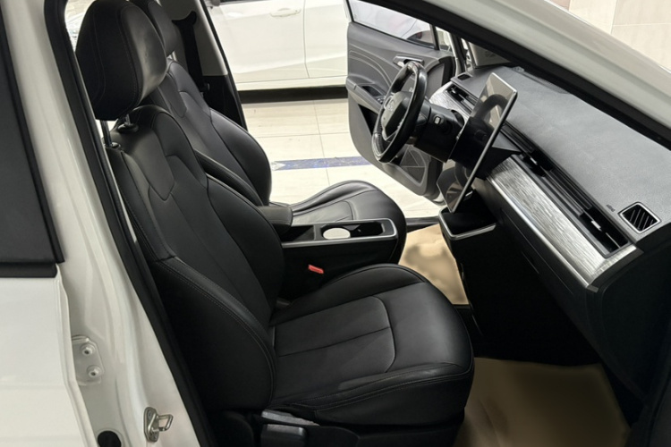 哪吒汽车 哪吒V 2022款 潮 300 Lite 磷酸铁锂中控内饰7004