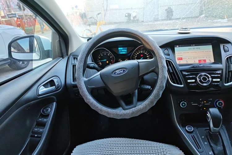 福特 福克斯 2018款 两厢经典 1.6L 自动舒适型智行版中控内饰13
