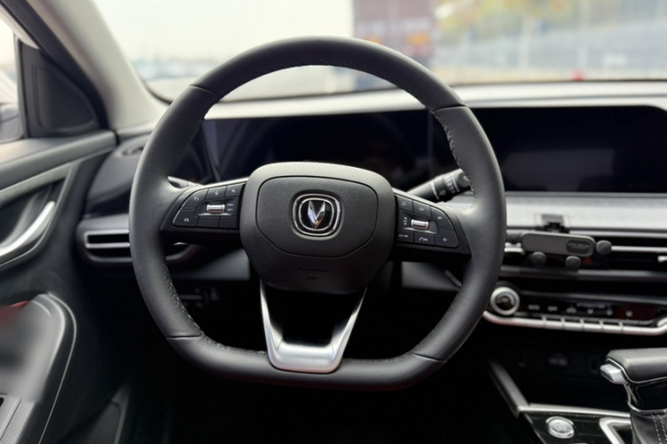 长安 逸动 2021款 PLUS 蓝鲸NE 1.4T GDI DCT尊贵型局部细节13