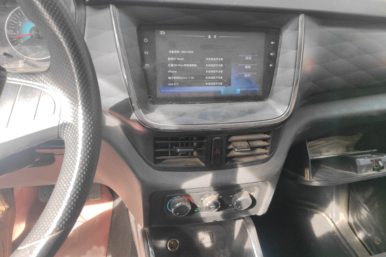 金杯 金海狮 2023款 2.0L 客车旅行狮 5/6/7座局部细节16