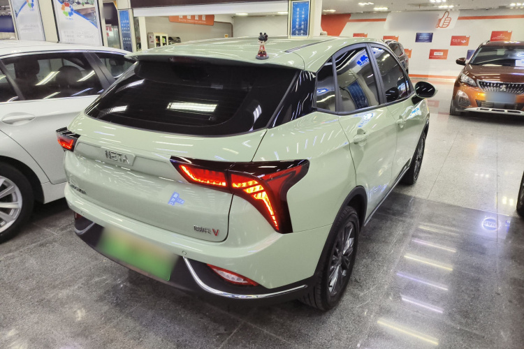 哪吒汽车 哪吒V 2022款 潮 400 Lite车身外观7