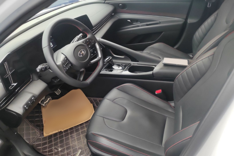现代 伊兰特 2022款 240TGDi DCT LUX尊贵版中控内饰19