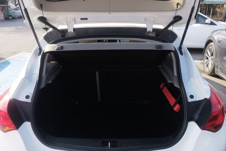 别克 英朗 2013款 XT 1.6L 自动时尚版机舱底盘23